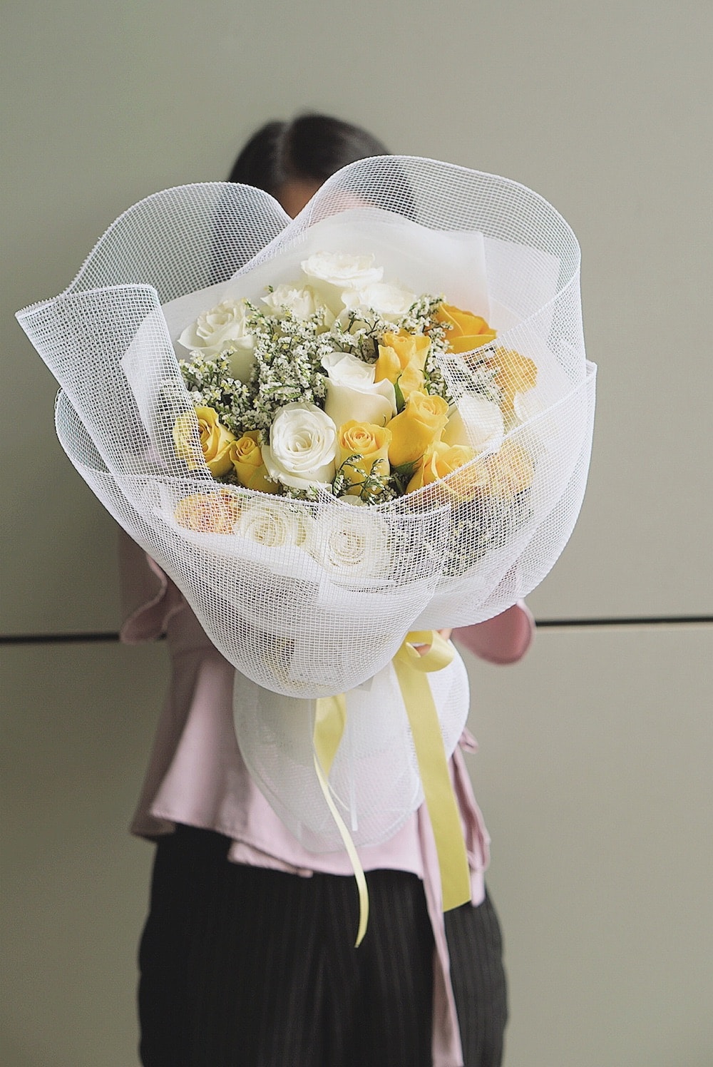 ช่อดอกกุหลาบและดอกสุ่ยสีขาวเหลือง- M17 - Flowerlab By Chanana