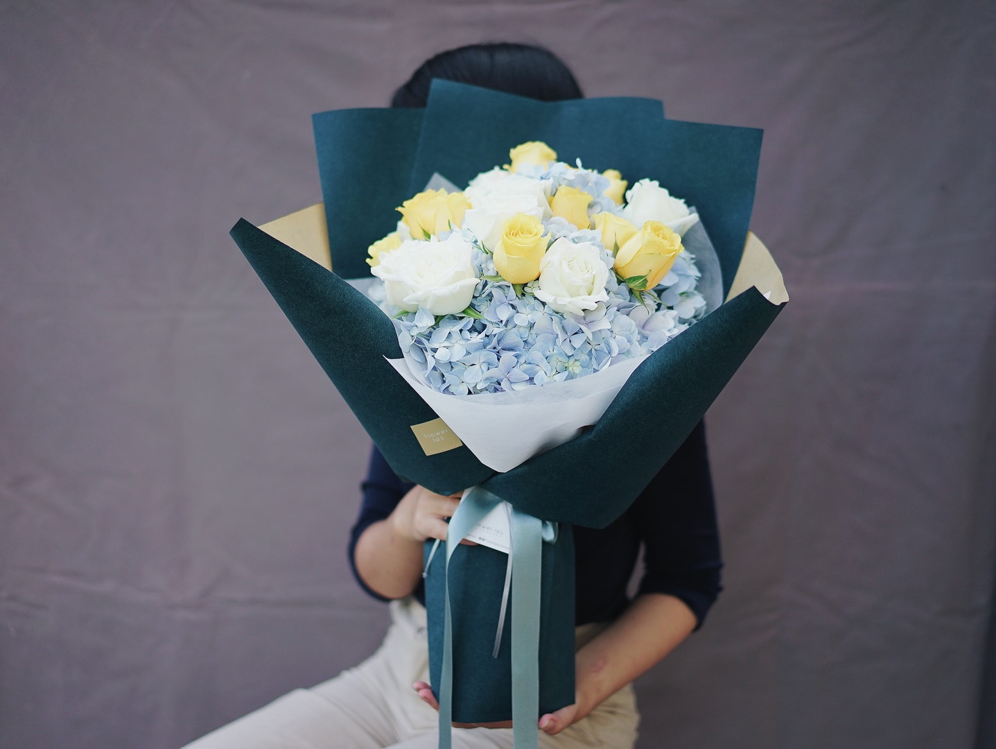 ช่อดอกไฮเดนเยียสีฟ้า ดอกกุหลาบเหลืองและขาว ขนาด L - L13 - Flowerlab By  Chanana