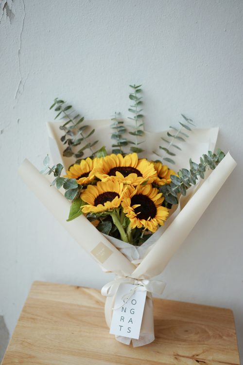 ช่อดอกไม้ ดอกทานตะวัน สีเหลือง ดอกไม้รับปริญญา ขนาดกลาง ห่อ กระดาษสีครีม