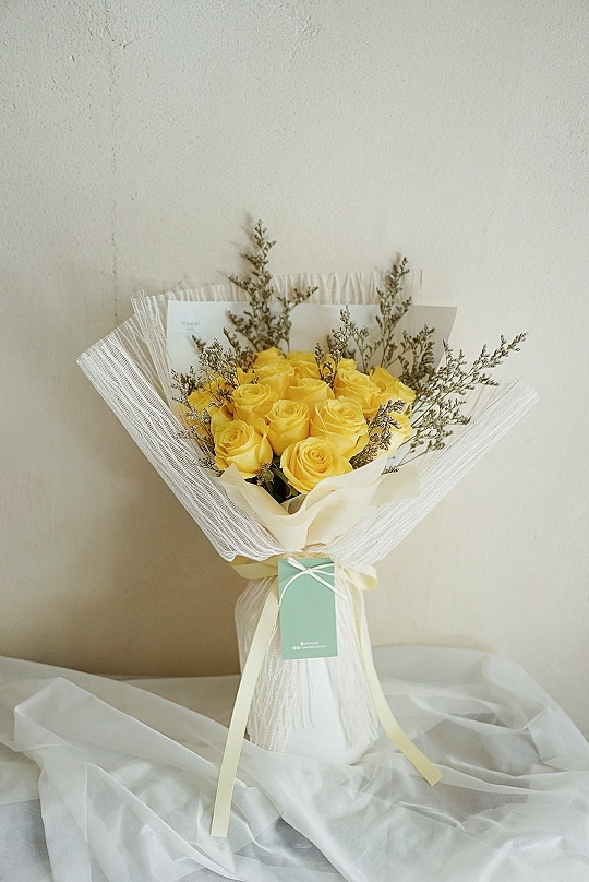 ช่อดอกกุหลาบสีเหลือง และดอกแคสเปีย ขนาดเล็ก - S25 - Flowerlab By Chanana
