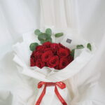 ช่อดอกไม้วาเลนไทน์ V5 ดอกกุหลาบสีแดง ดอกกุหลาบสีขาว ช่อดอกไม้สวยๆ จากร้านดอกไม้ Flowerlab by Chanana