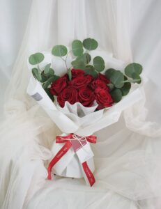 ช่อดอกไม้วาเลนไทน์ V4 ดอกกุหลาบสีแดง ดอกกุหลาบสีขาว ช่อดอกไม้สวยๆ จากร้านดอกไม้ Flowerlab by Chanana