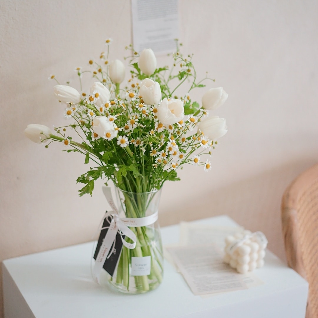 แจกันดอกทิวลิปสีขาวและดอกเดซี่- V06 - Flowerlab By Chanana
