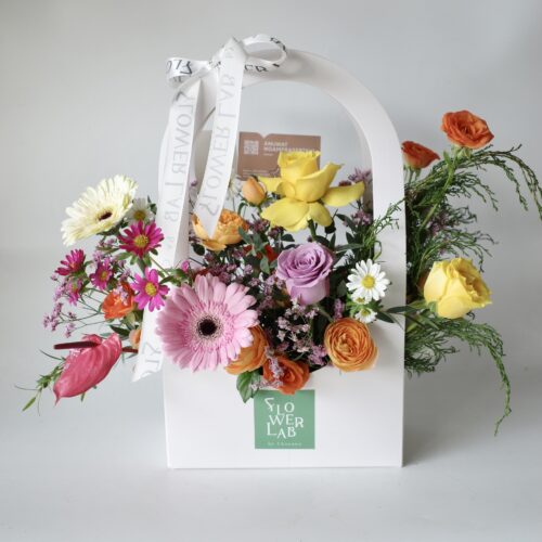 Paper Basket - กล่องดอกไม้สดมีหูหิ้ว ดอกไม้สีชมพู เเซมเหลือง [F-PBX-006]