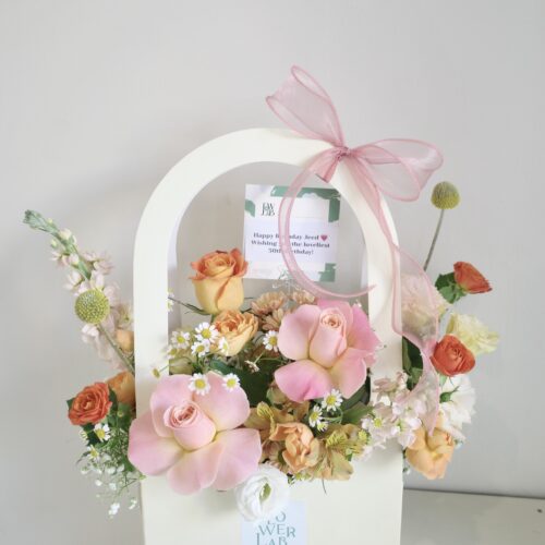 Paper Basket - กล่องดอกไม้สดมีหูหิ้ว ดอกไม้สีพีช เเซมสีส้ม [F-PBX-008]