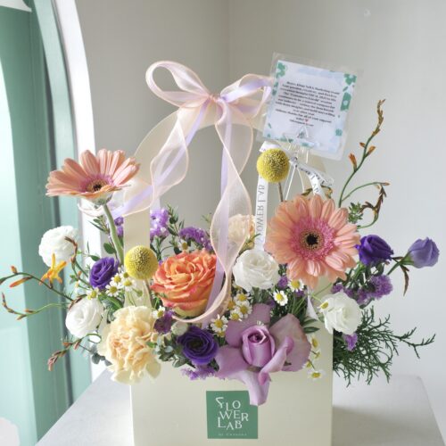 Paper Basket - กล่องดอกไม้สดมีหูหิ้ว ดอกไม้สีส้ม เเซมม่วง [F-PBX-001]