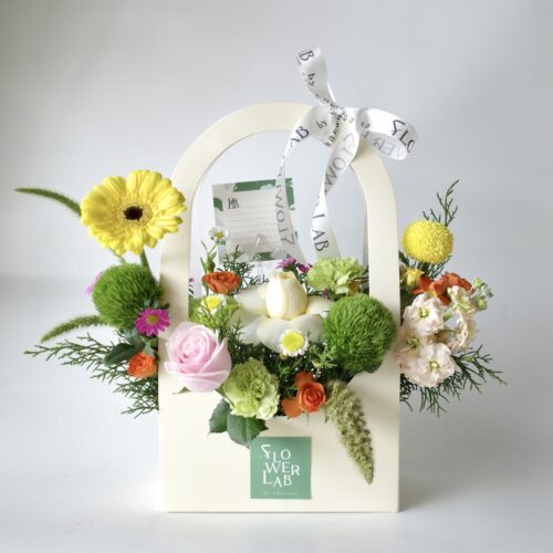 Paper Basket - กล่องดอกไม้สดมีหูหิ้ว ดอกไม้สีเหลือง เเซมเขียว [F-PBX-004]