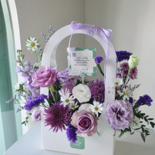 Paper Basket - กล่องดอกไม้สดมีหูหิ้ว ดอกไม้สีม่วง เเซมสีขาว [F-PBX-009]