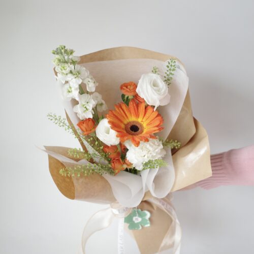 Small-S Bouquet - ช่อดอกไม้สดขนาดเล็ก โทนสีขาว ส้ม [F-BOU-SS-007]