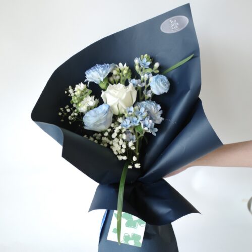 Small-S Bouquet - ช่อดอกไม้สดขนาดเล็ก โทนสีขาว ฟ้า [F-BOU-SS-001]