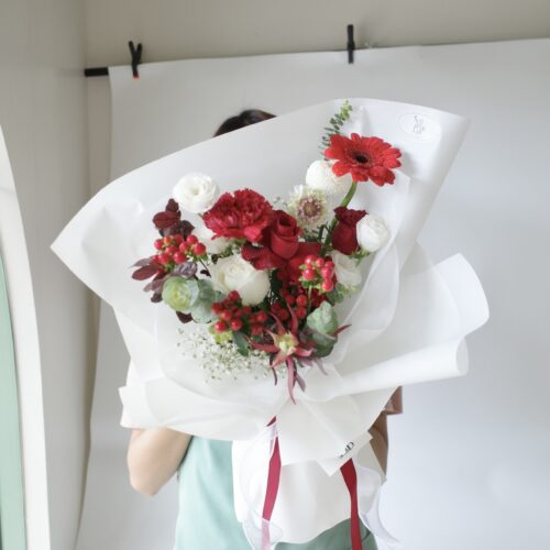 Small-M Bouquet - ช่อดอกไม้ขนาดเล็ก โทนสีแดง แซมขาว [F-BOU-SM-012]