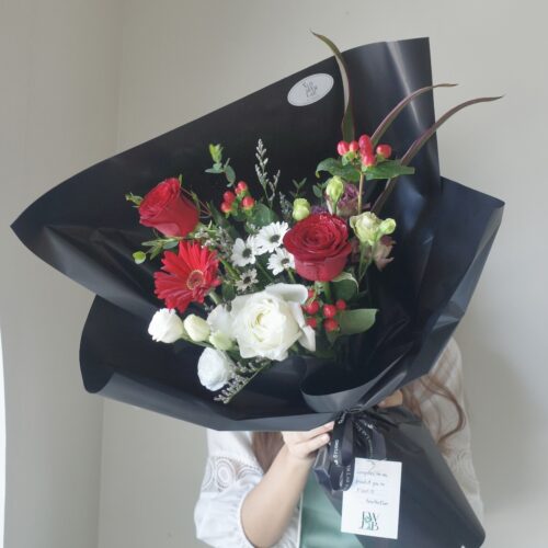Small-M Bouquet - ช่อดอกไม้ขนาดเล็ก โทนสีแดง ขาว [F-BOU-SM-007]