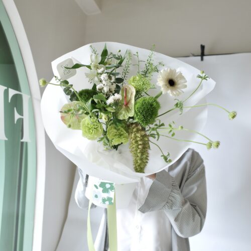 Small-M Bouquet - ช่อดอกไม้ขนาดเล็ก โทนสีเขียว ขาว [F-BOU-SM-011]