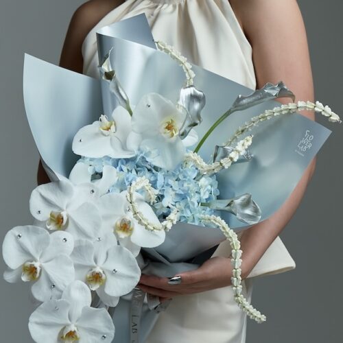 Premium Silver Bouquet – ช่อดอกไม้สดกล้วยไม้พรีเมียม โทนฟ้า-ซิลเวอร์[M6]