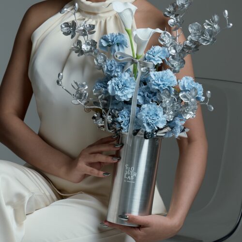 Silver Blue Vase – แจกันดอกไม้ประดิษฐ์ โทนฟ้า-ซิลเวอร์ [M7]