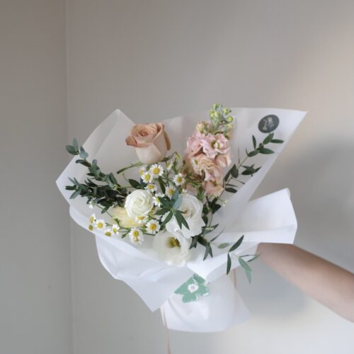Small-S Bouquet - ช่อดอกไม้สดขนาดเล็ก โทนสีพีชขาว [F-BOU-SS-008]