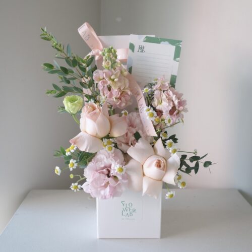 Tiny Box -กล่องดอกไม้สดมีหูหิ้ว ดอกไม้โทนสีพีชชมพูอ่อน [F-TIN-024]