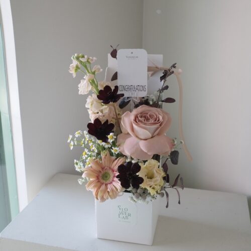 Tiny Box -กล่องดอกไม้สดมีหูหิ้ว ดอกไม้โทนสีน้ำตาลพีช [F-TIN-025]