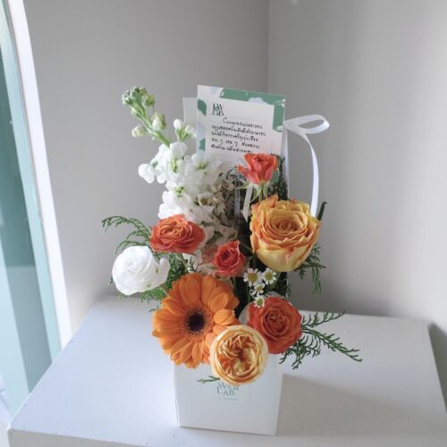Tiny Box -กล่องดอกไม้สดมีหูหิ้ว ดอกไม้โทนสีส้มขาว [F-TIN-026]