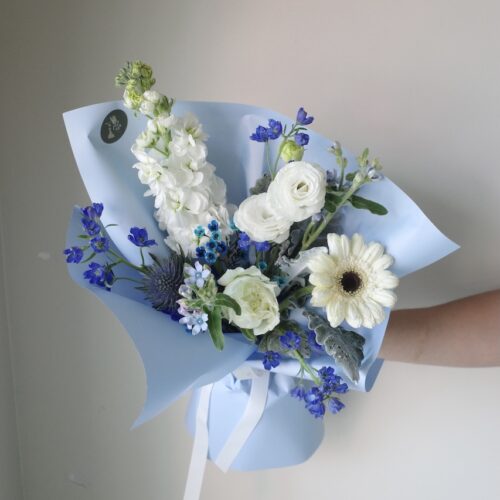 Small-S Bouquet - ช่อดอกไม้สดขนาดเล็ก โทนสีน้ำเงินขาว [F-BOU-SS-009]