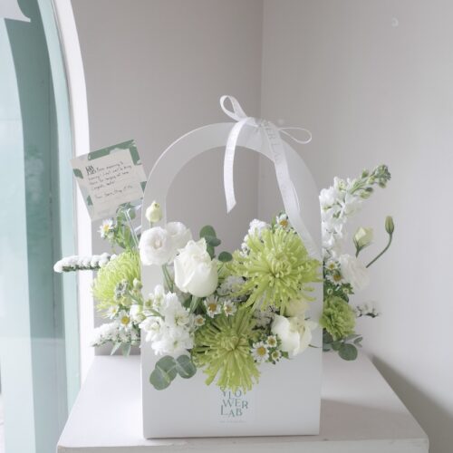 Paper Basket - กล่องดอกไม้สดมีหูหิ้ว ดอกไม้โทนสีเขียวขาว [F-PBX-011]