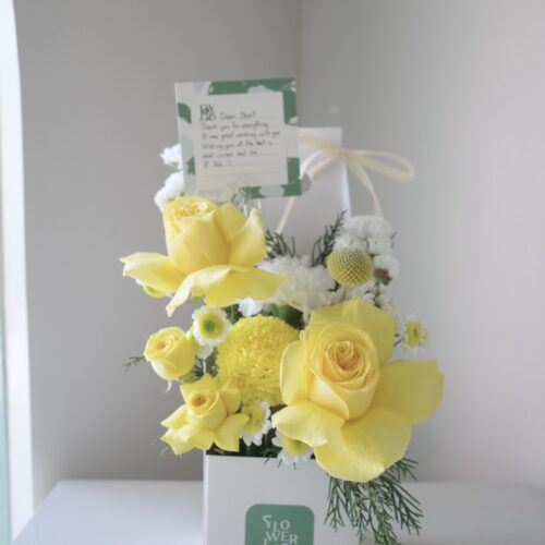 Tiny Box -กล่องดอกไม้สดมีหูหิ้ว ดอกไม้โทนสีเหลืองเเซมขาว [F-TIN-027]