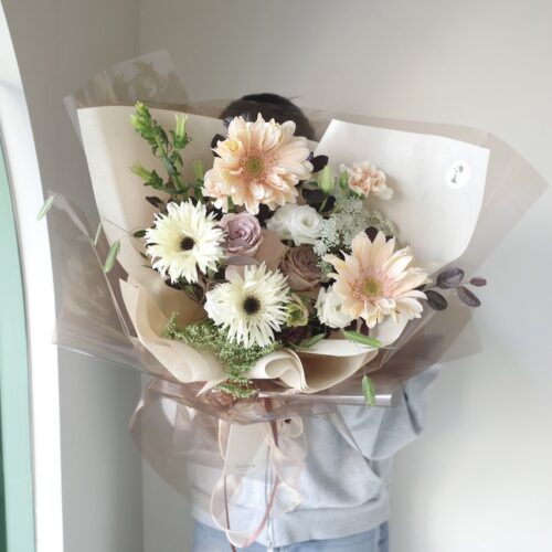 Small-L Bouquet - ช่อดอกไม้สดขนาดเล็ก โทนสีพีชน้ำตาลขาว [F-BOU-SL-004]