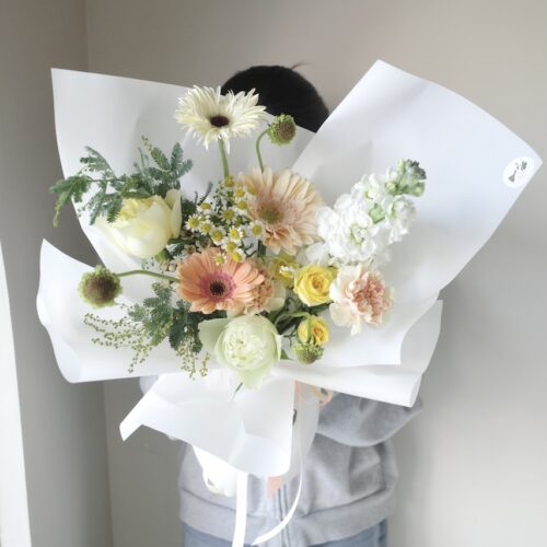 Small-M Bouquet - ช่อดอกไม้ขนาดเล็ก โทนสีขาวเหลืองพีช [F-BOU-SM-015]