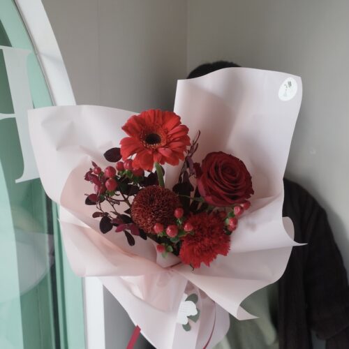 Small-S Bouquet - ช่อดอกไม้สดขนาดเล็ก โทนสีเเดง [F-BOU-SS-010]