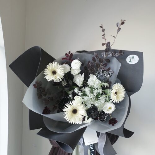Medium-S Bouquet - ช่อดอกไม้สดขนาดกลาง โทนสีขาวดำ [F-BOU-MS-003]