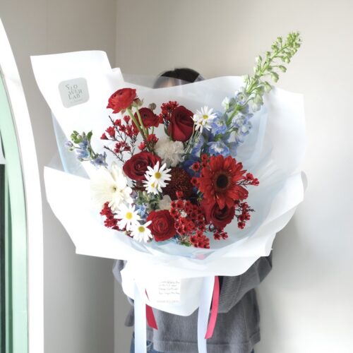 Small-L Bouquet - ช่อดอกไม้สดขนาดเล็ก โทนสีเเดงฟ้าขาว [F-BOU-SL-006]