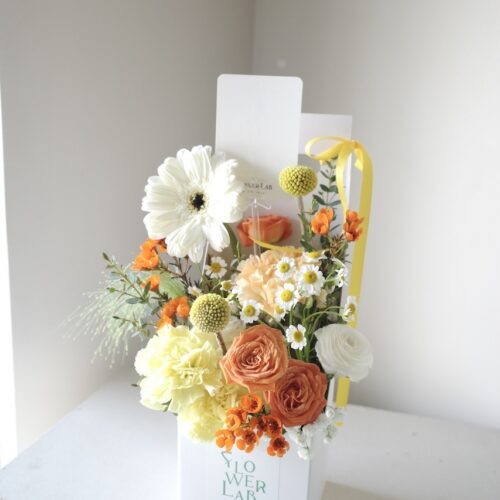 Tiny Box -กล่องดอกไม้สดมีหูหิ้ว ดอกไม้โทนสีส้มขาวเหลือง [F-TIN-029]