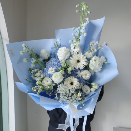 Medium-M Bouquet - ช่อดอกไม้สดขนาดกลาง โทนสีฟ้าขาว [F-BOU-MM-005]