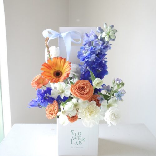 Tiny Box -กล่องดอกไม้สดมีหูหิ้ว ดอกไม้โทนสีส้มน้ำเงินขาว [F-TIN-028]