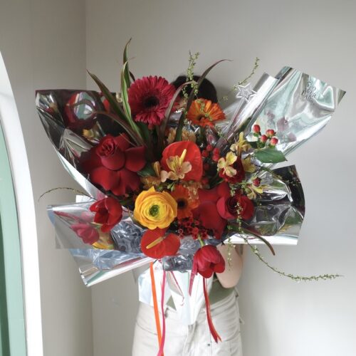 Medium-M Bouquet - ช่อดอกไม้สดขนาดกลาง โทนสีเเดงเเซมเหลืองส้ม [F-BOU-MM-004]