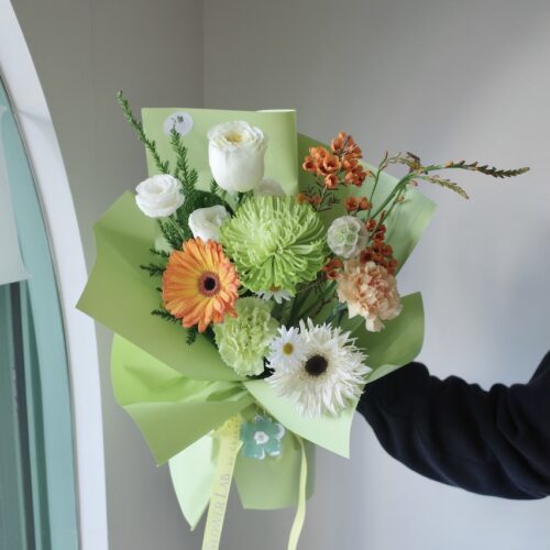 Small-M Bouquet - ช่อดอกไม้ขนาดเล็ก โทนสีเขียวขาวส้ม [F-BOU-SM-018]