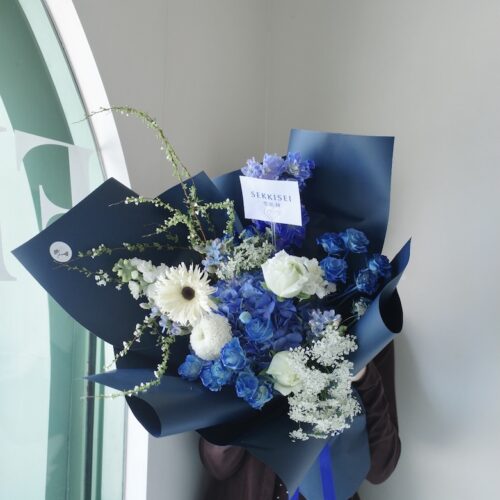 Medium-S Bouquet - ช่อดอกไม้สดขนาดกลาง โทนสีขาวน้ำเงิน [F-BOU-MS-007]