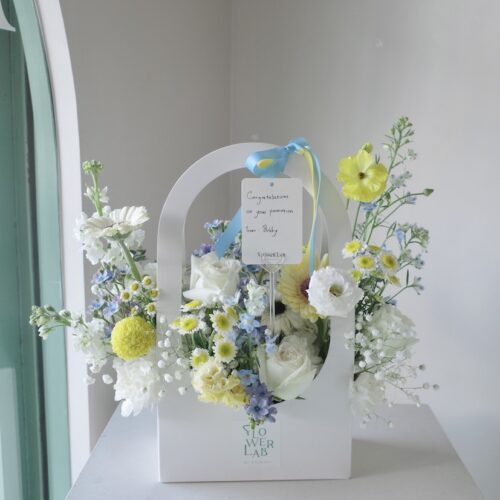 Paper Basket - กล่องดอกไม้สดมีหูหิ้ว ดอกไม้โทนสีขาวฟ้าเหลือง [F-PBX-012]
