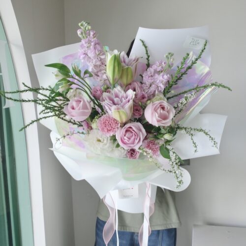 Medium-S Bouquet - ช่อดอกไม้สดขนาดกลาง โทนสีชมพูขาวเเซมเขียว [F-BOU-MS-009]