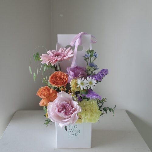 Tiny Box -กล่องดอกไม้สดมีหูหิ้ว ดอกไม้โทนสีสดใส [F-TIN-033]